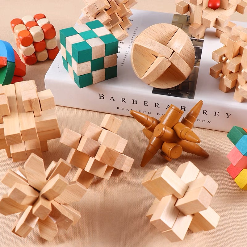 나무 퍼즐 세트의 시대를 초월한 매력